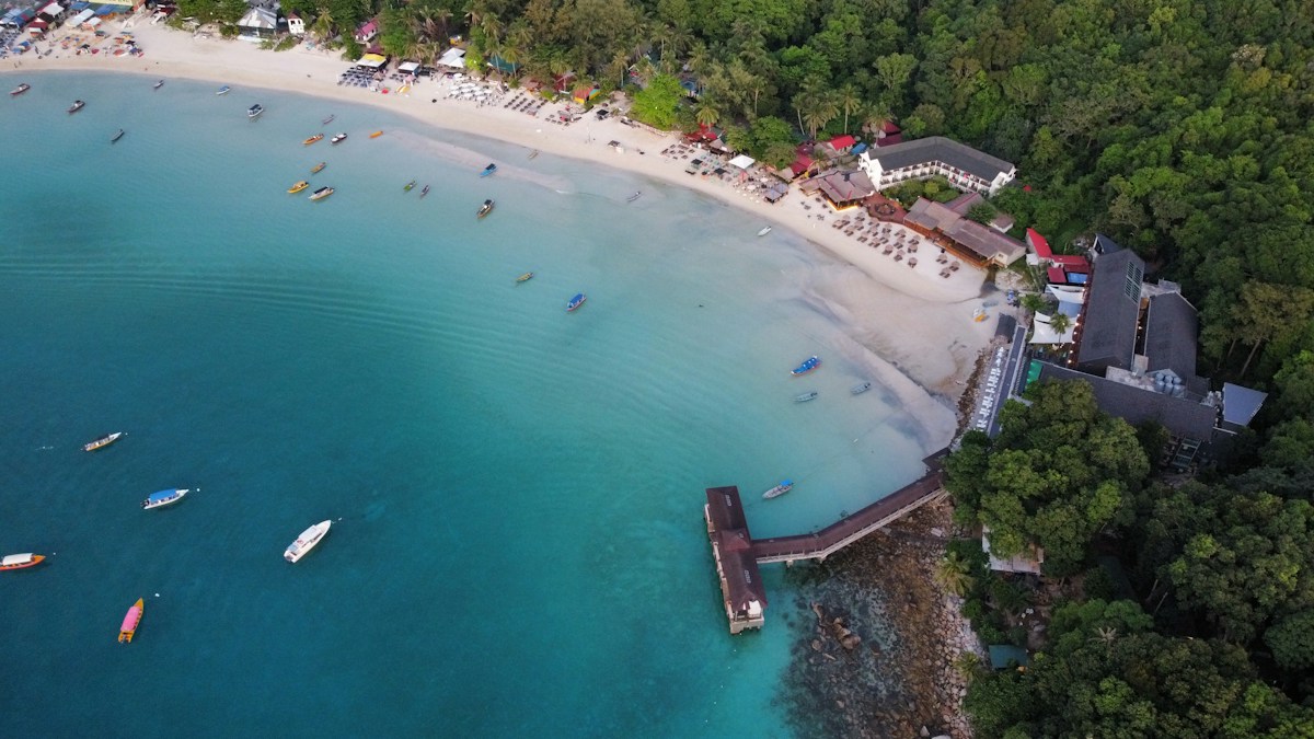 Pantai dan laut biru Pulau Perhentian